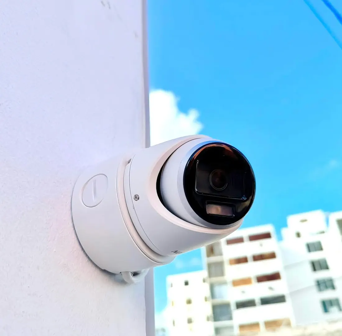 Cámara de seguridad instalada en una pared exterior