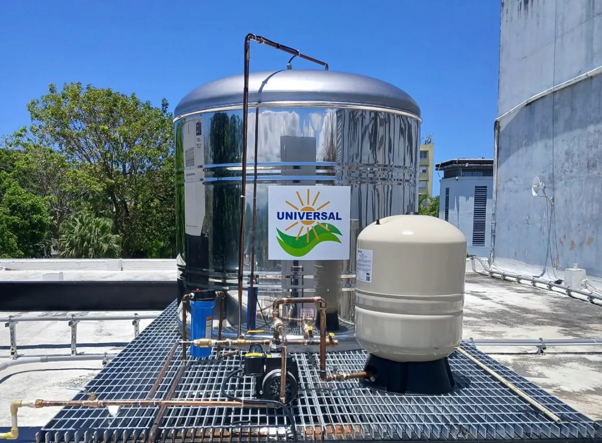 Cisterna de acero inoxidable con sistema presurizado instalada en una azotea