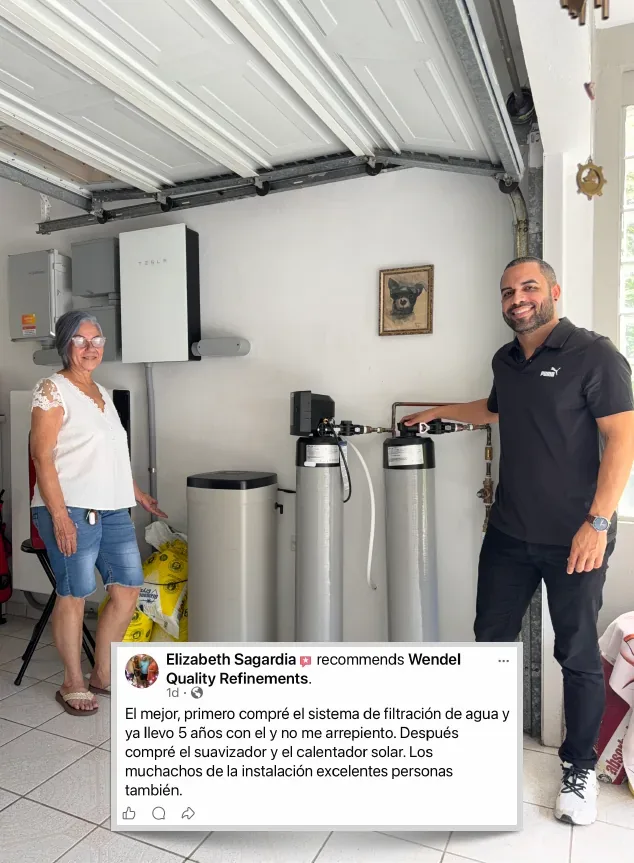Wendel junto a Elizabeth Sagardía y su sistema de filtración, con su recomendación en Facebook